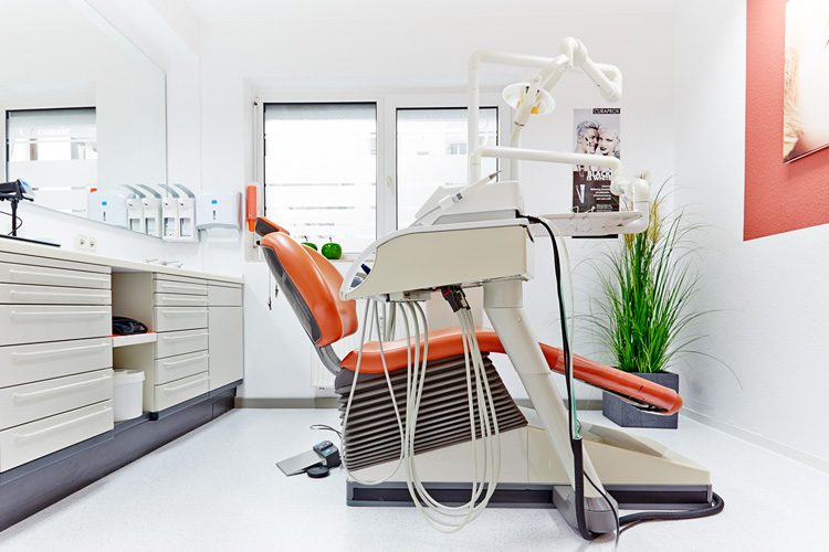 Behandlungszimmer mit Behandlungsstuhl